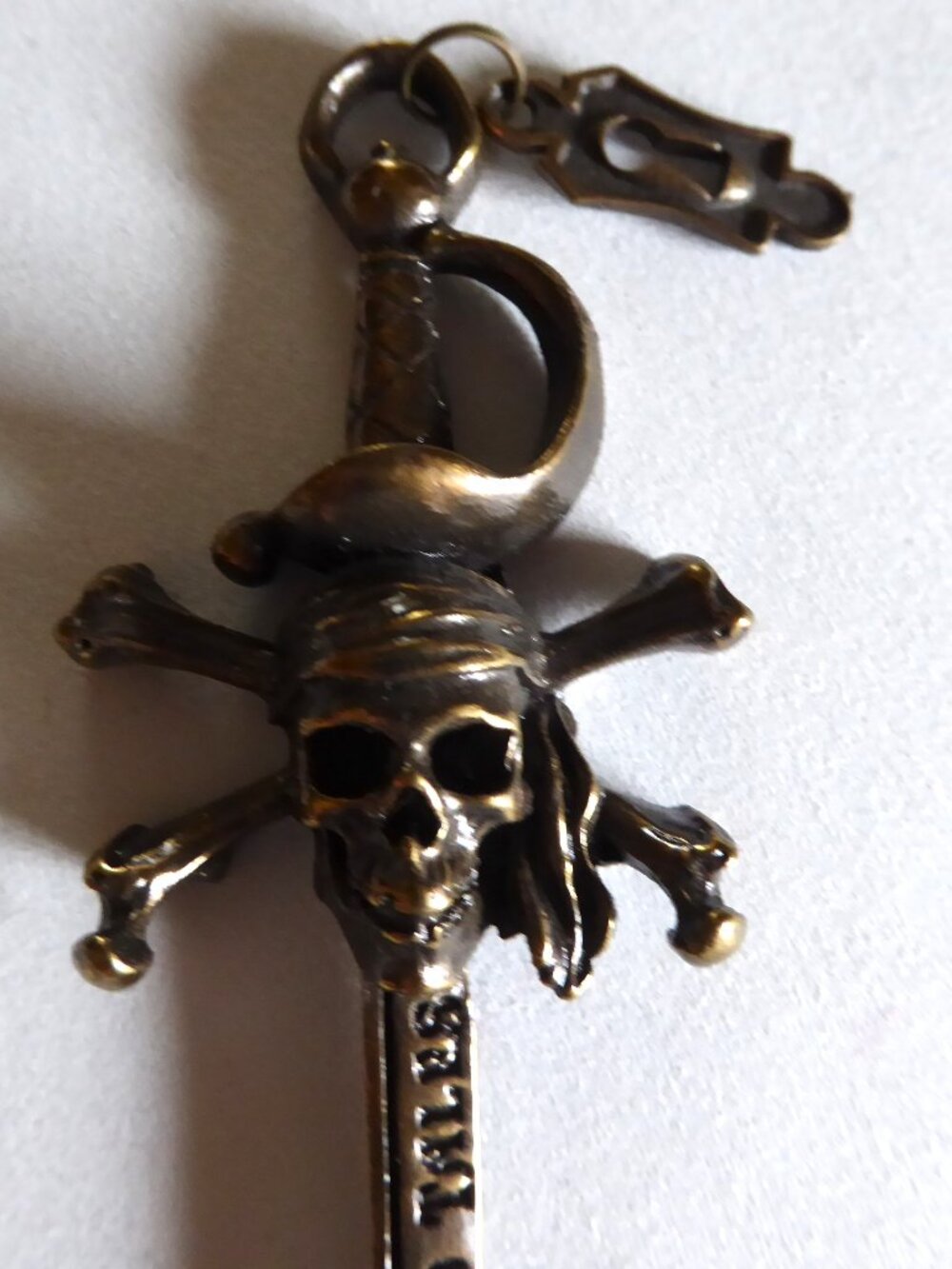 NEW VINTAGE DISNEY MAGIC KEY COLLECTION PIRATES CARIBBEAN METAL SKELETON KEY - Picture 6 of 15